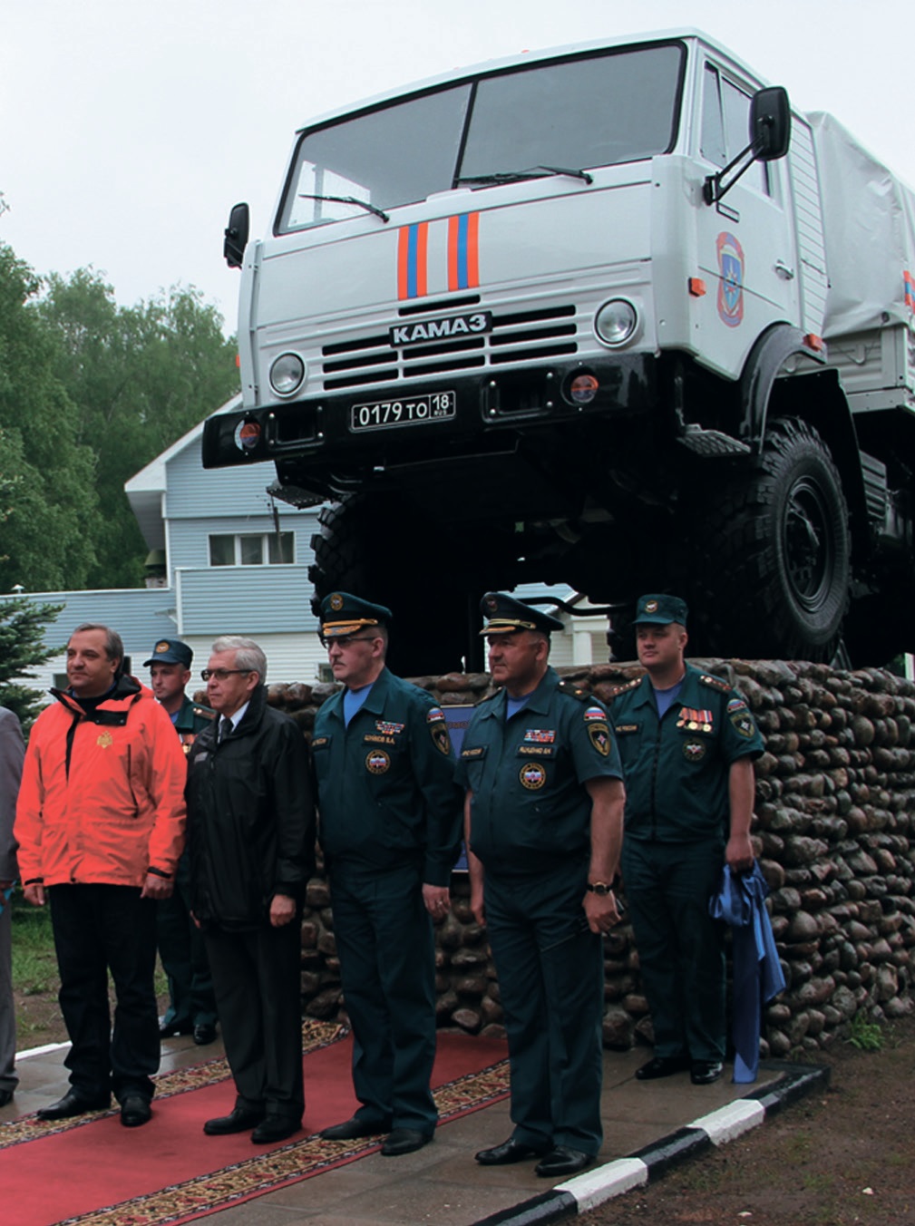 Установка памятника автомобилю КамАЗ 43101 | День в истории на портале  ВДПО.РФ